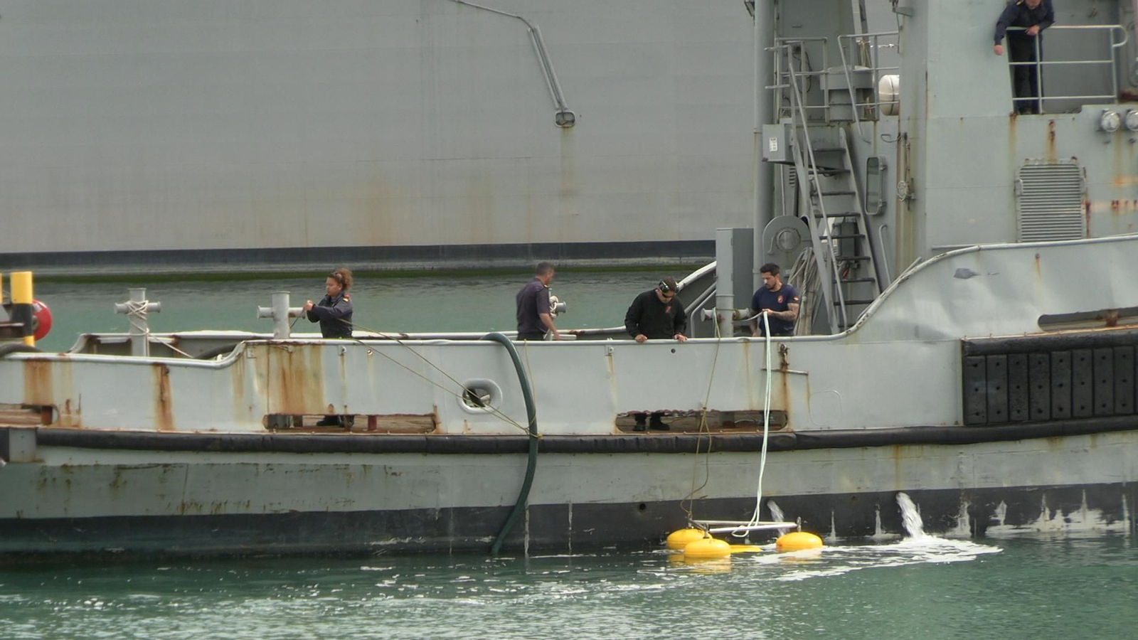 Las imágenes del simulacro de vertido en la Base de Rota