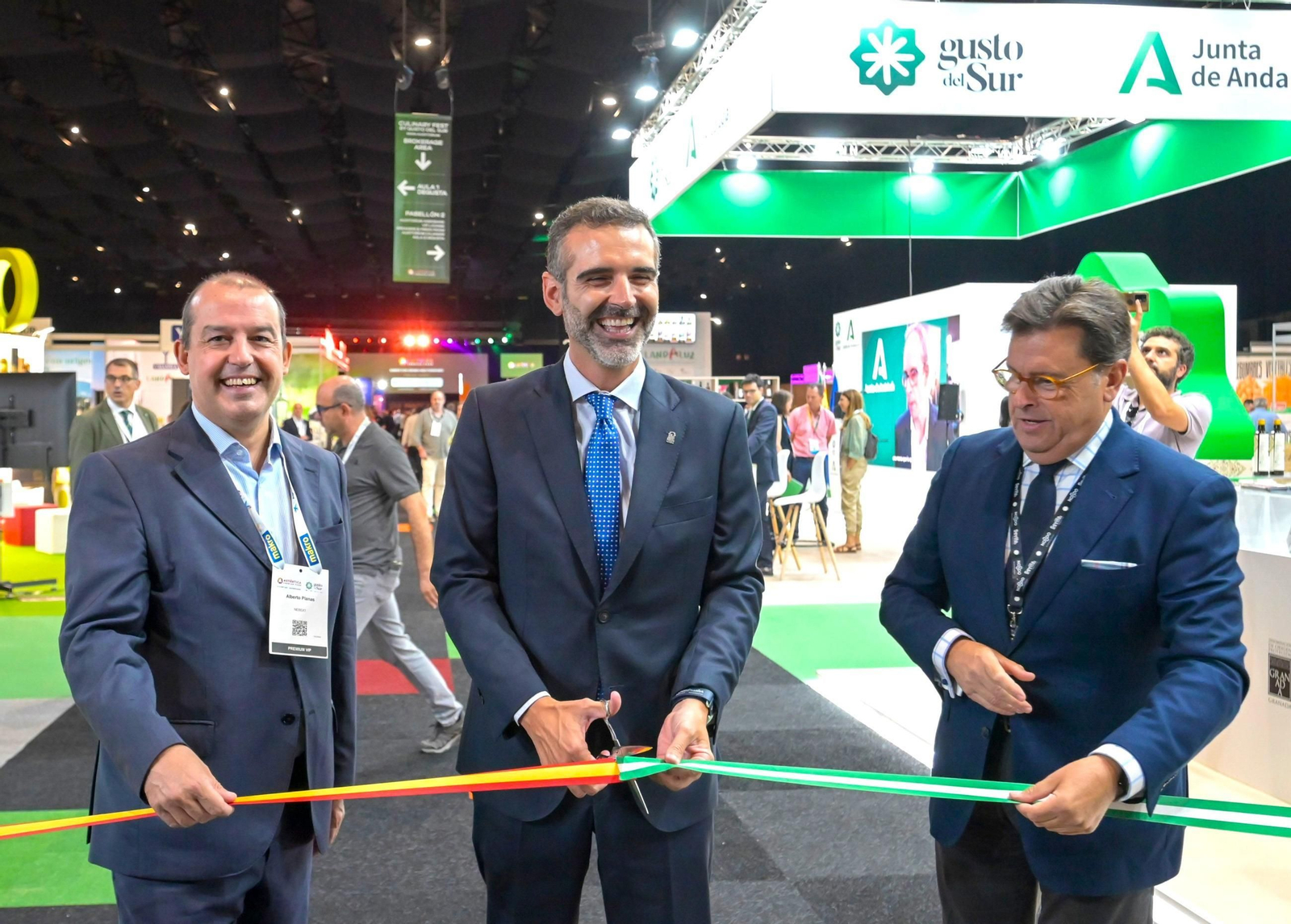 Ramón Fernández Pacheco, Consejero de Agricultura, Pesca Agua y Desarrollo Rural de la Junta de Andalucía, cortando la cinta inaugural de Auténtica 2025