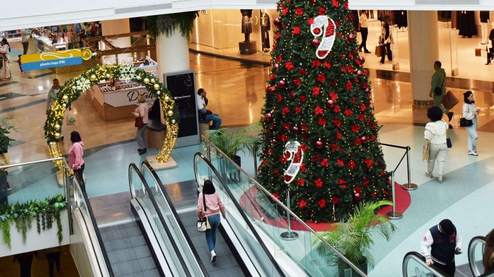 El centro comercial Puerta Europa, en Algeciras, decorado para celebrar la Navidad.