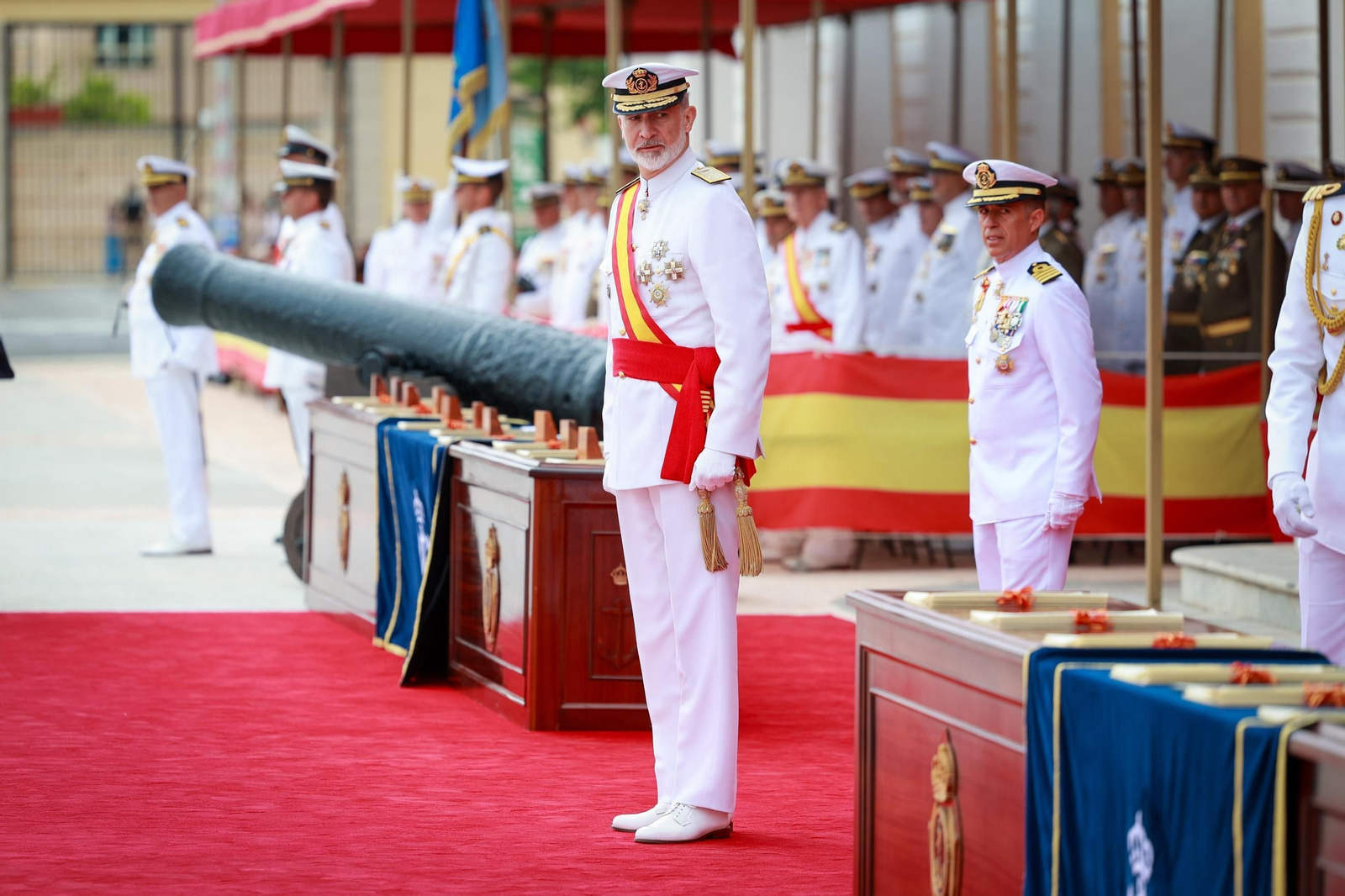 Las imágenes de la entrega de despachos a los nuevos suboficiales de la Armada que ha presidido el Rey en San Fernando