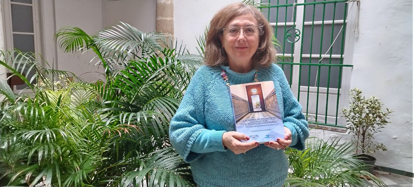 Carmen Cebrián, posando con el libro ‘La Academia de Bellas Artes Santa Cecilia y El Puerto de Santa María’.