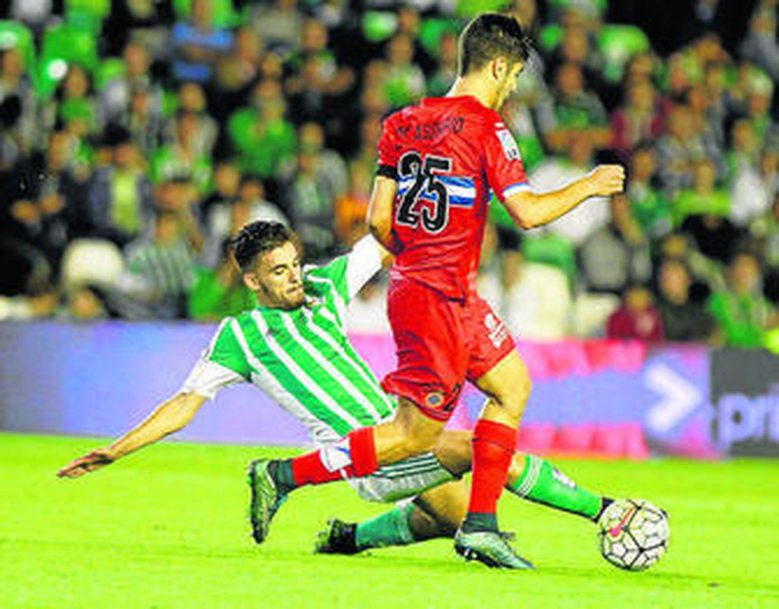 Piccini intenta frenar a Marco Asensio.