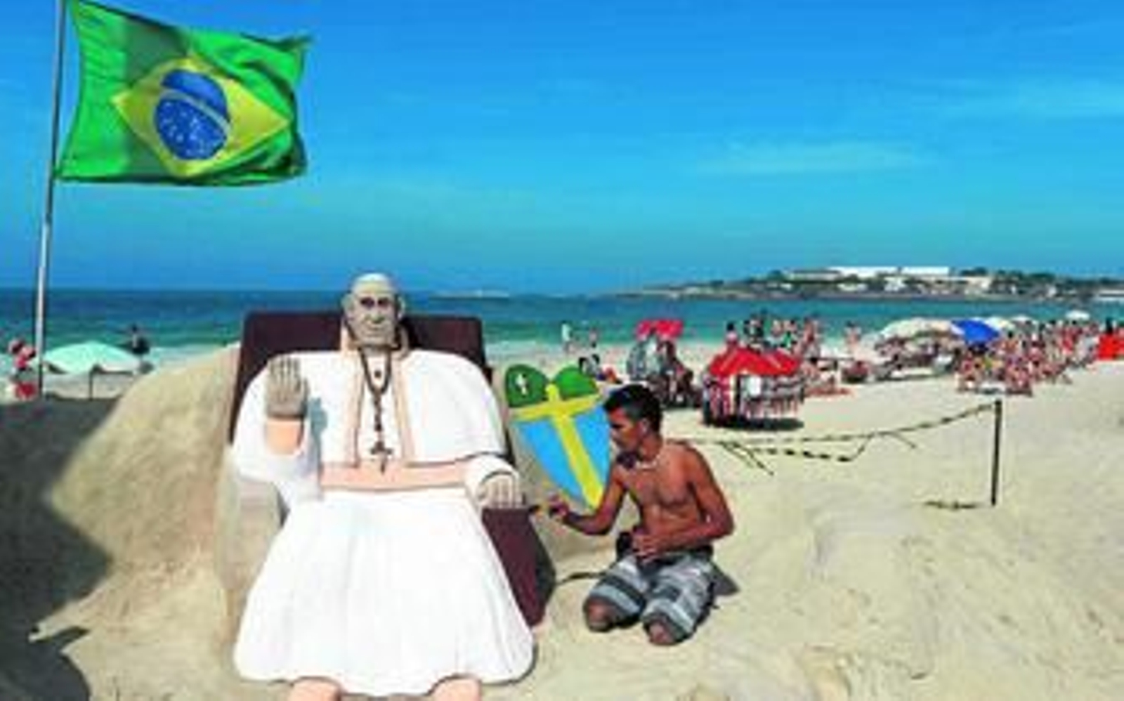 Un escultor da los últimos retoques a una efigie del Papa en la playa de Copacabana de Río de Janeiro.