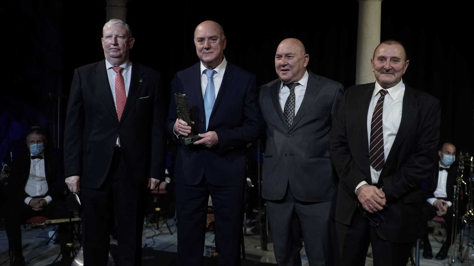 Los Hermanos Delgado junto al presidente del Consejo de Cofradías, Paco Vélez, que les entregó el premio.