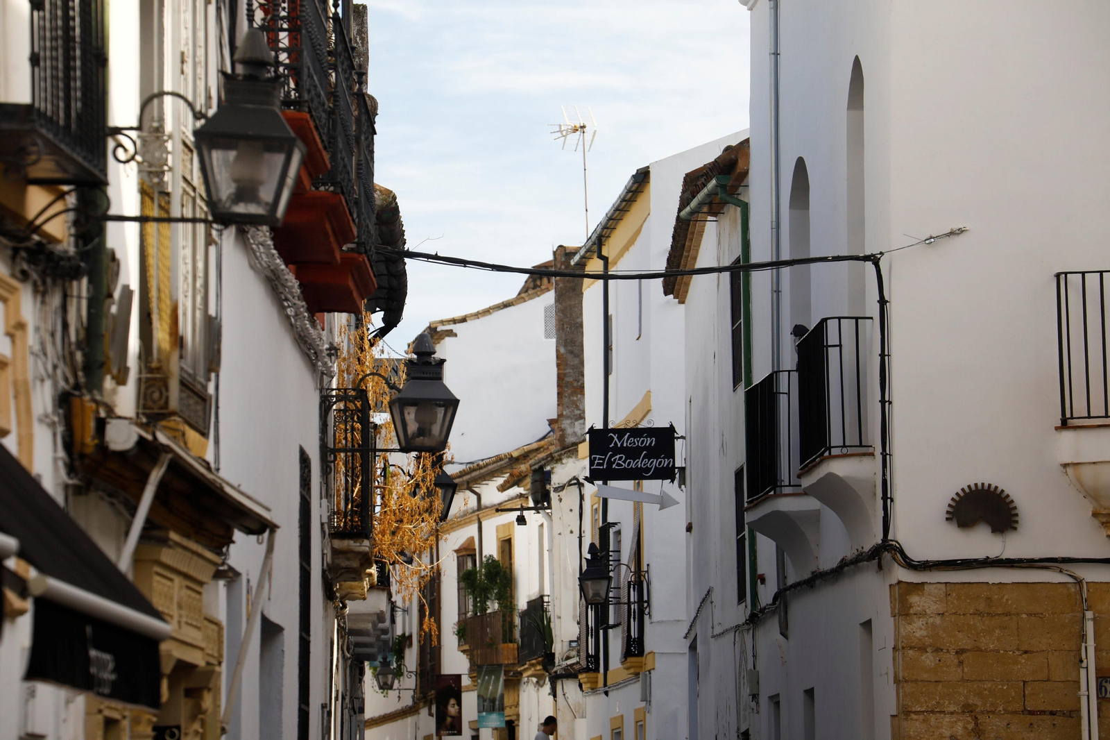El cableado aéreo campa a sus anchas en el Casco Histórico de Córdoba, en imágenes