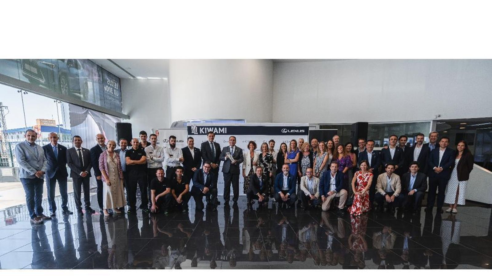 El equipo de Lexus Sevilla, con el premio Kiwami que, anualmente, sólo distingue a tres concesionarios de la red Lexus.