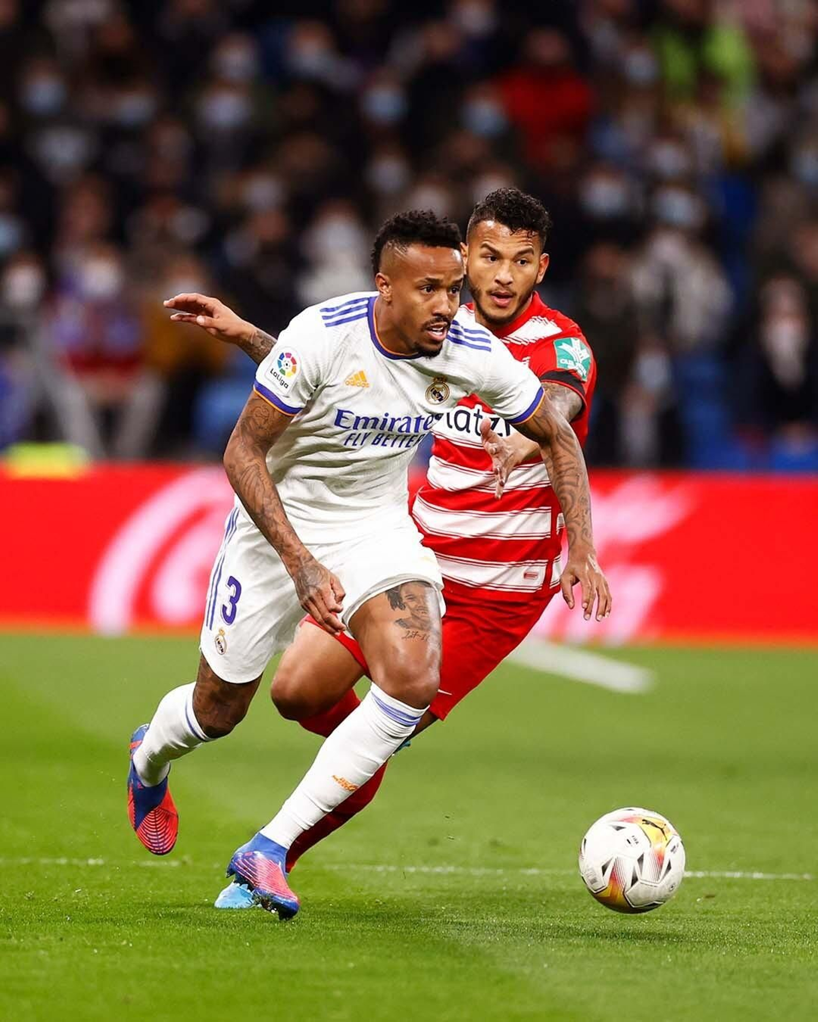 Luis Suárez ante Militao durante el partido