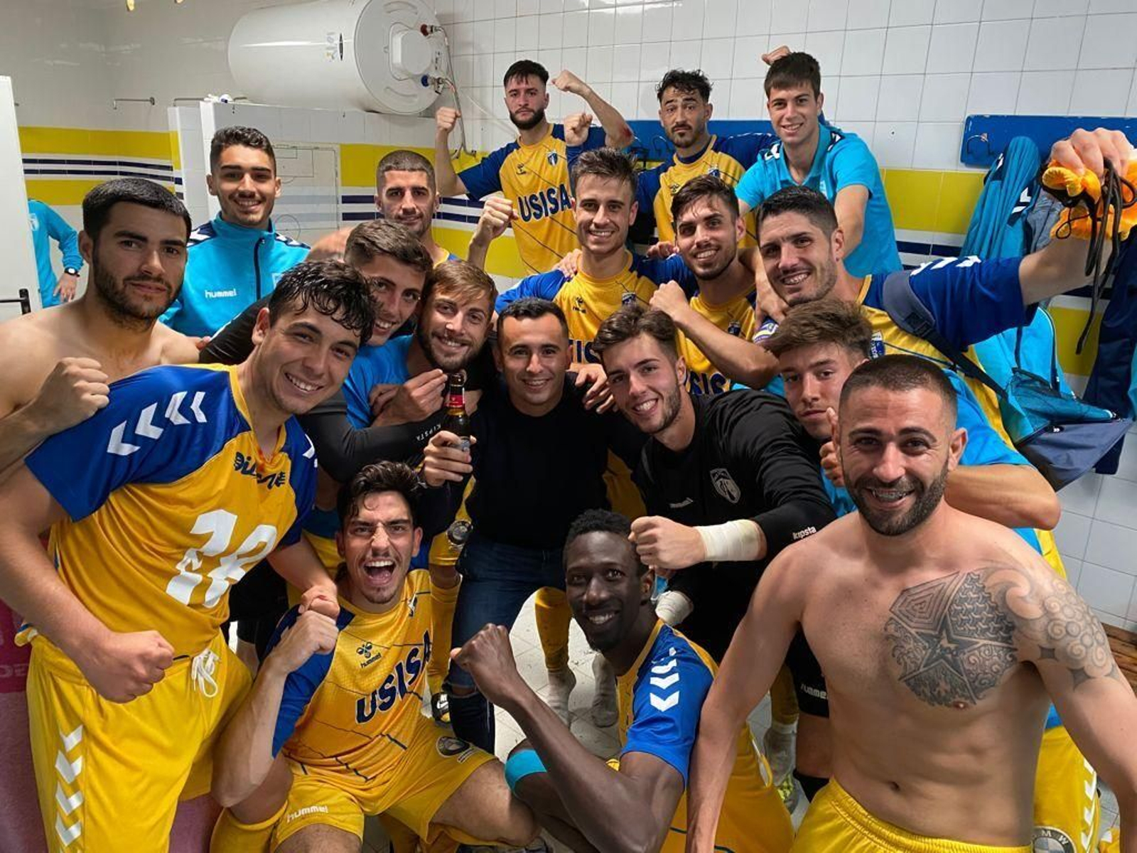 Los jugadores del Isla Cristina celebran su triunfo ante el Puerto Real en el vestuario.