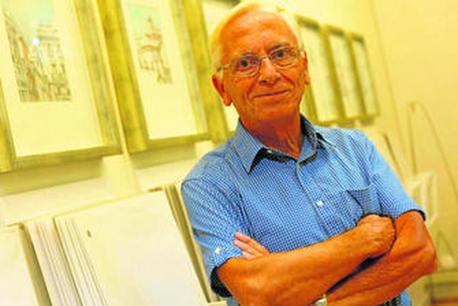 José Manuel Aguirre, junto a varias piezas de su exposición en la sala Benot.