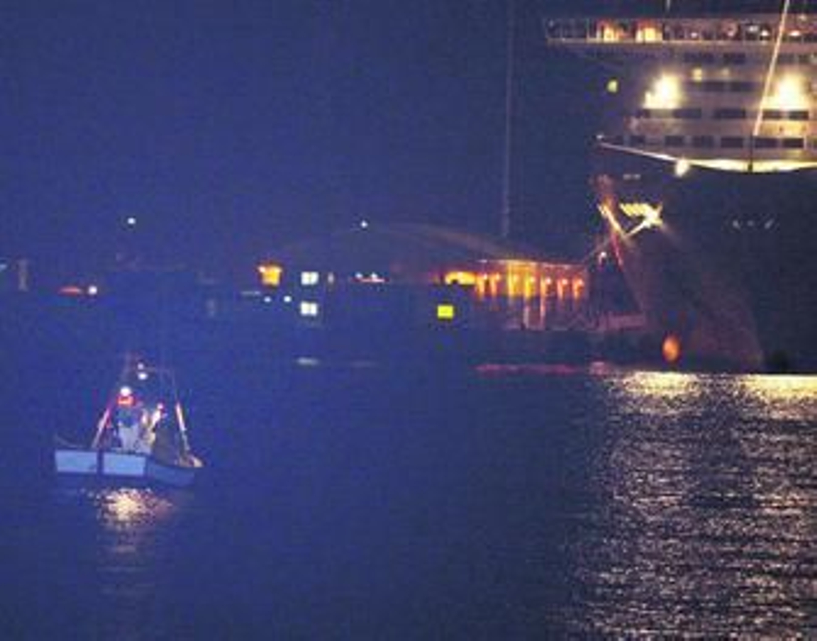 Un barco pesquero de la comarca navegando ayer en aguas de la bahía cerca del puerto de la colonia británica de Gibraltar.
