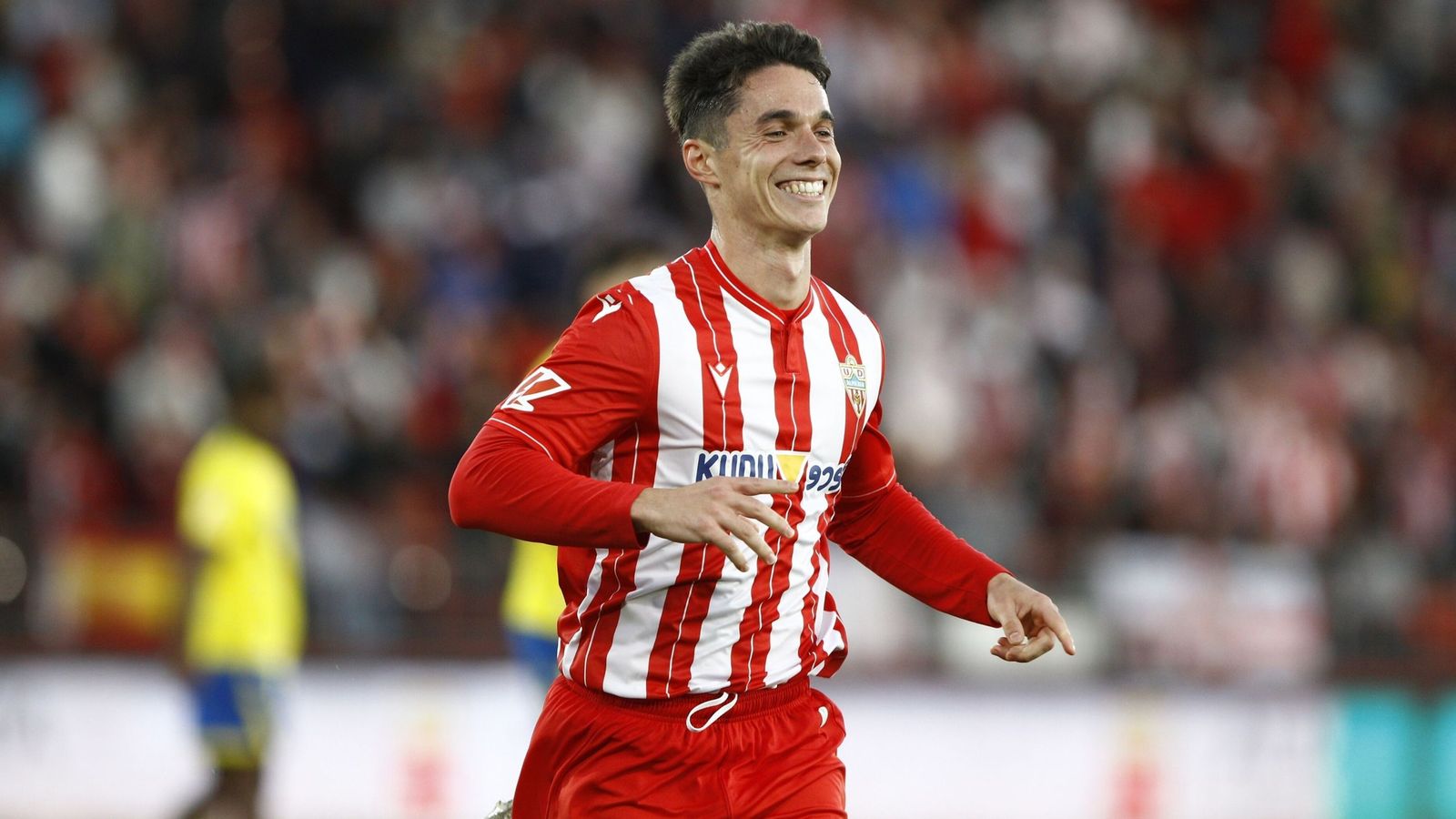 Sergio Arribas, máximo goleador del Almería y de la Liga Hypermotion, celebra uno de sus goles en la presente temporada.