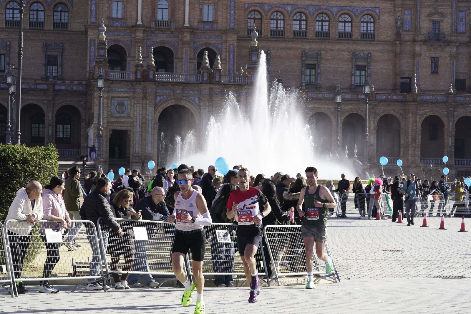 El Zúrich Maraton de Sevilla 2026 en la Plaza de España, galería 1