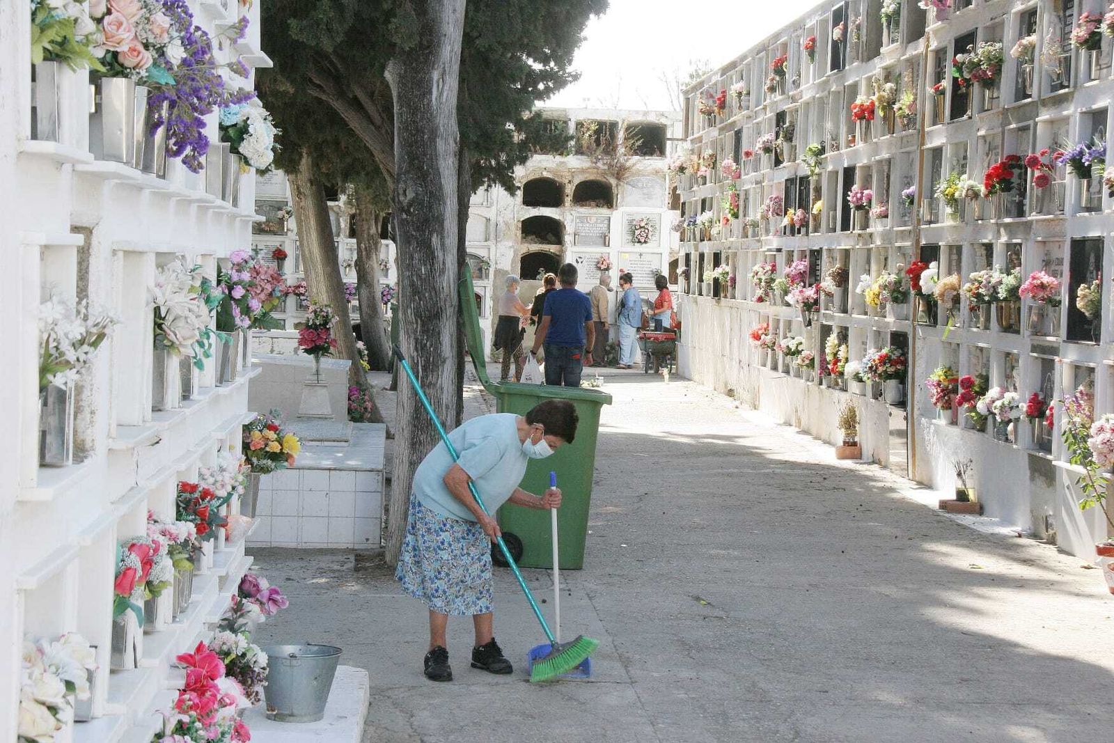 El cementerio se prepara para el Día de Todos los Santos