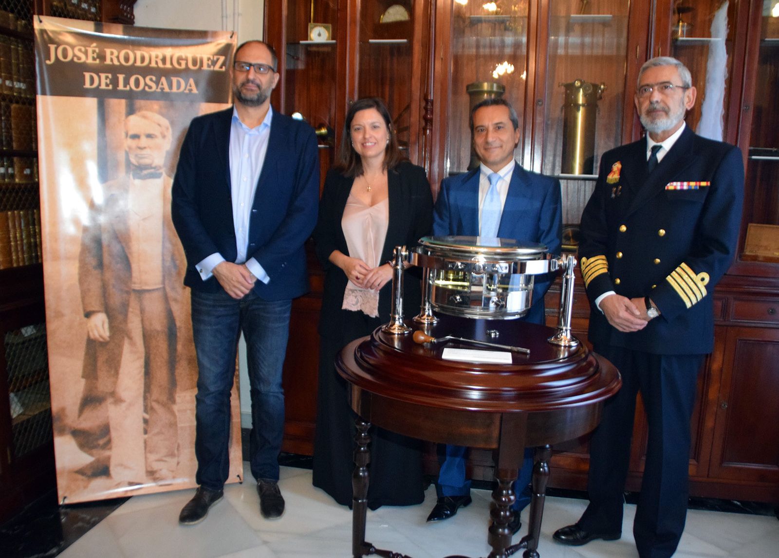 El presidente de ANRE, Manel Alabart, el restaurador del cronómetro Losada, José María Galisteo, junto a la alcaldesa y el director del Observatorio.