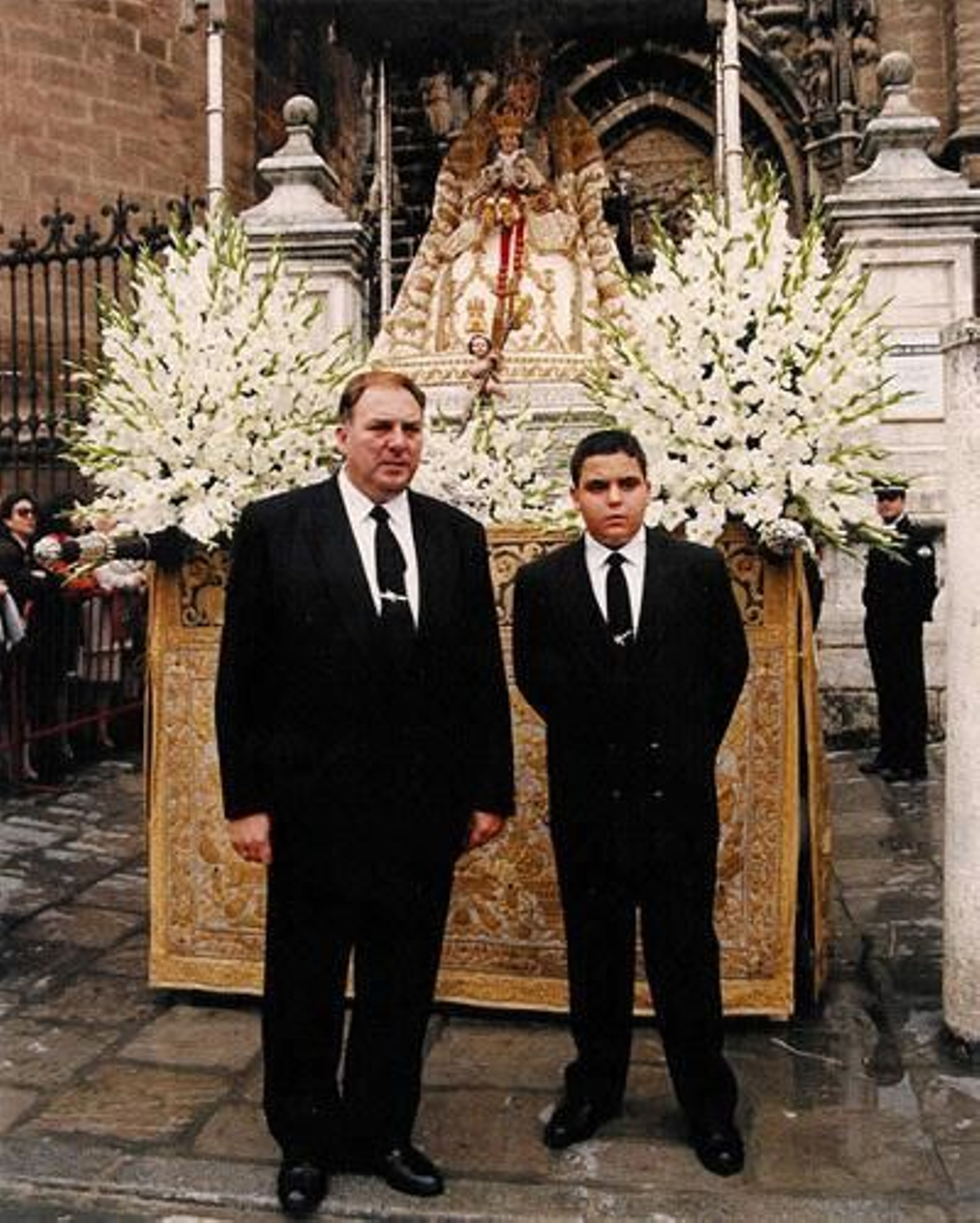 Eduardo Bejarano Uceda junto a su hijo, delante del paso de la Virgen de los Reyes.