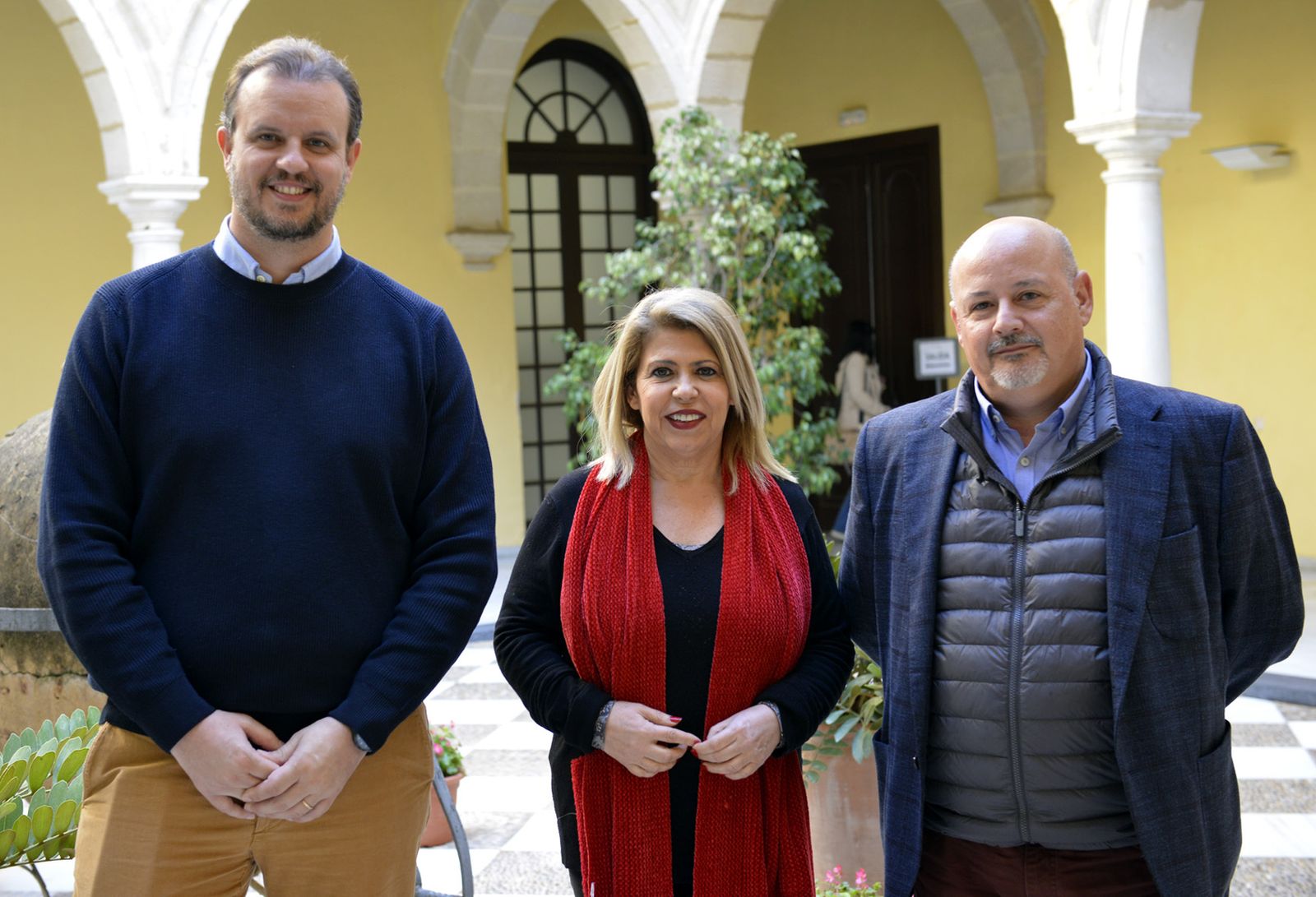 La alcaldesa, Mamen Sánchez, con los directivos de la planta de Holcim en Jerez.