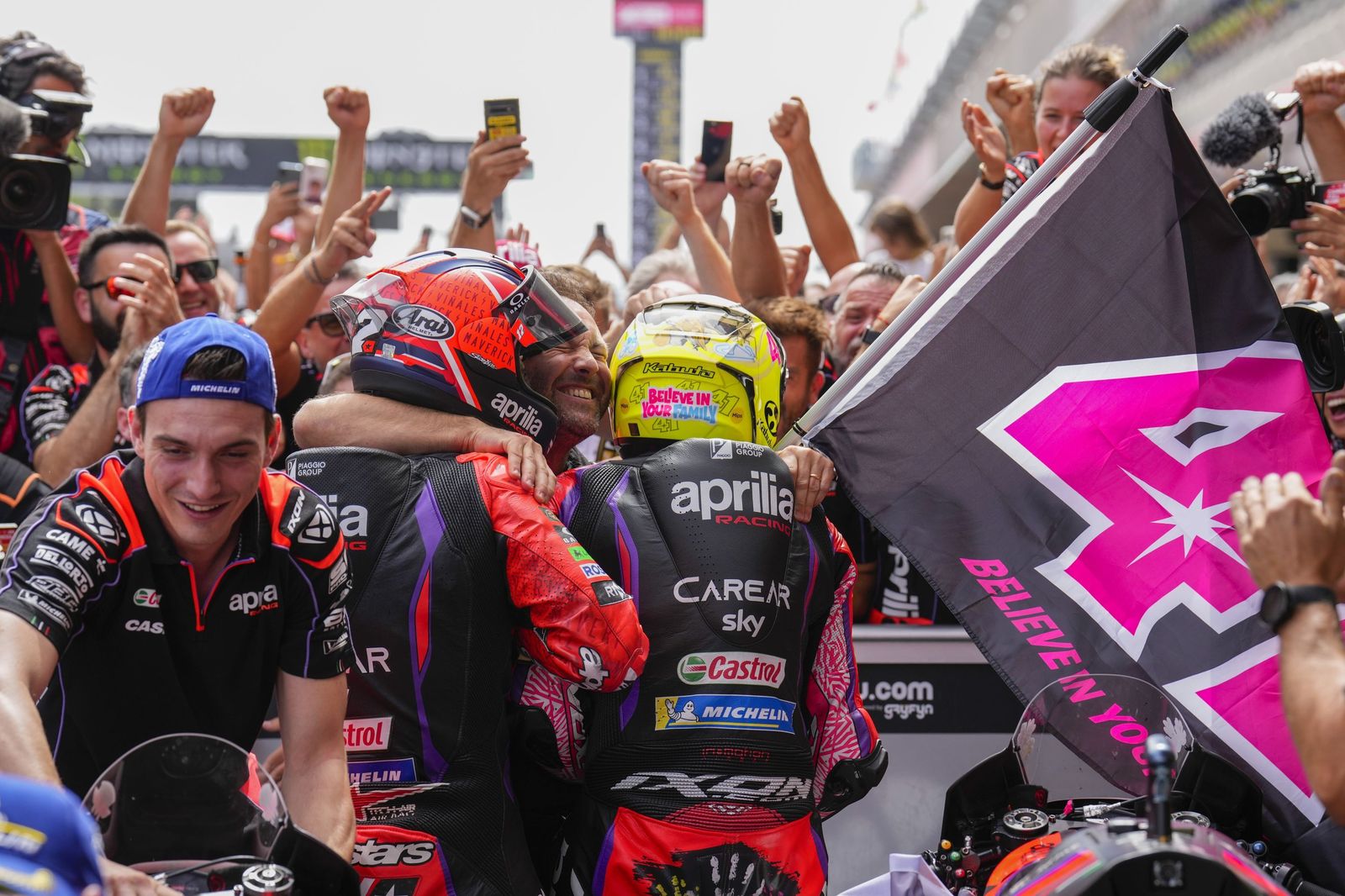 Las cariñosas fotos de Piqué, Clara Chía en el Mundial de Motos en Montmeló