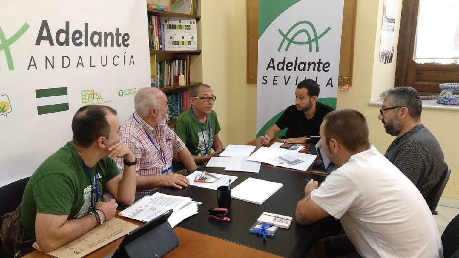 González Rojas en su reunión con los vecinos de Alcosa.
