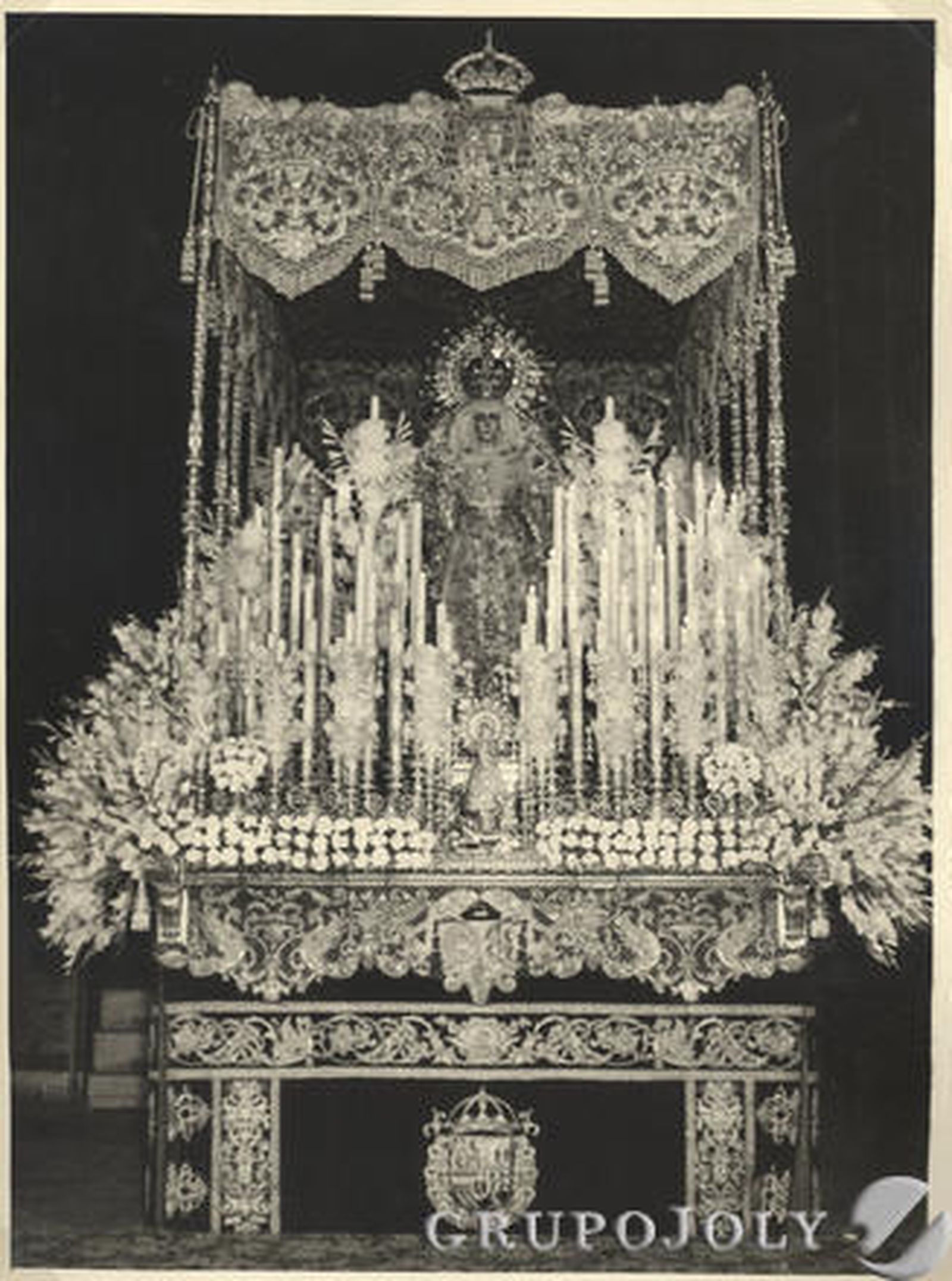 La Virgen en el paso para salir en la procesión de regreso a la basílica.