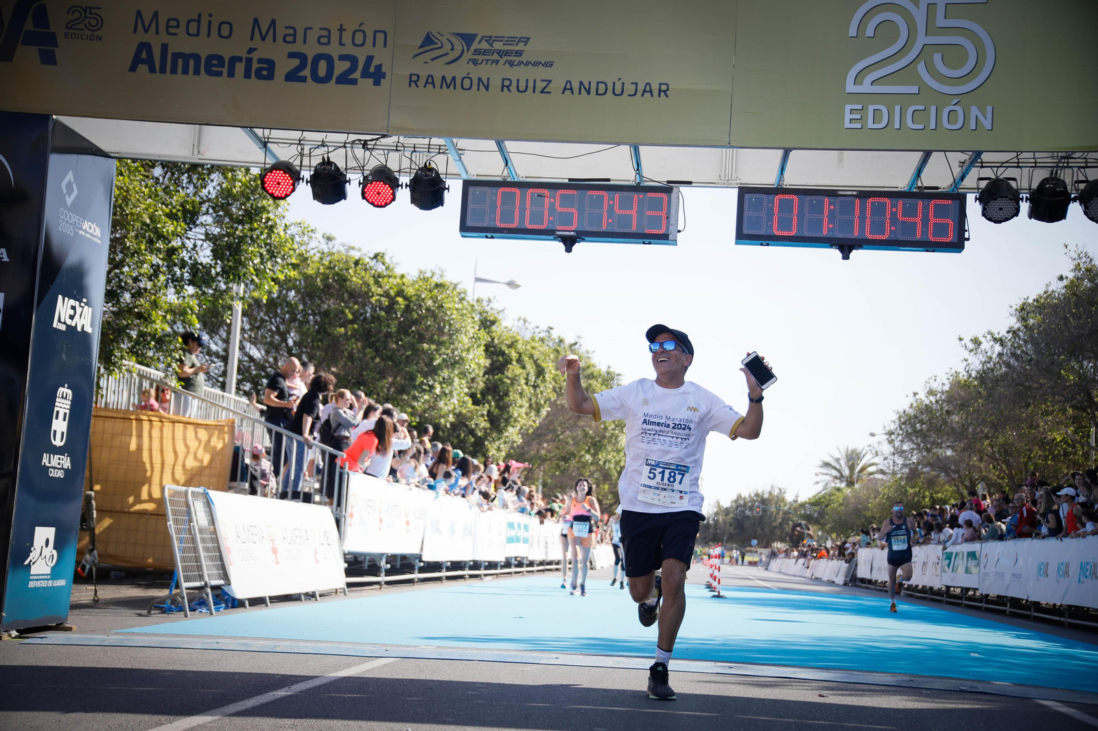 Imágenes de la llegada de la Media maratón Ciudad de Almería