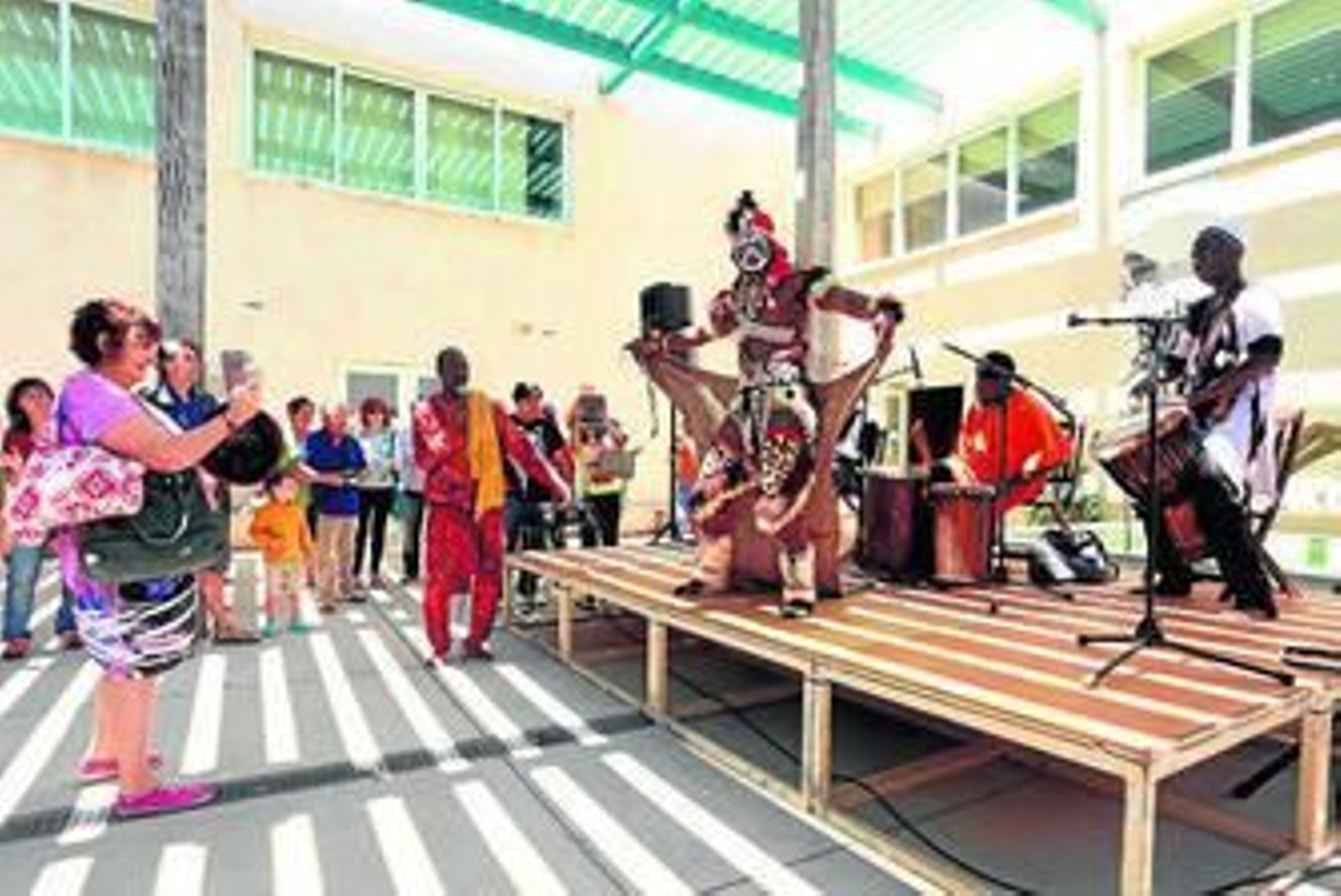 Una imagen de la vistosa danza protagonizada por el grupo senegalés Ngalam.