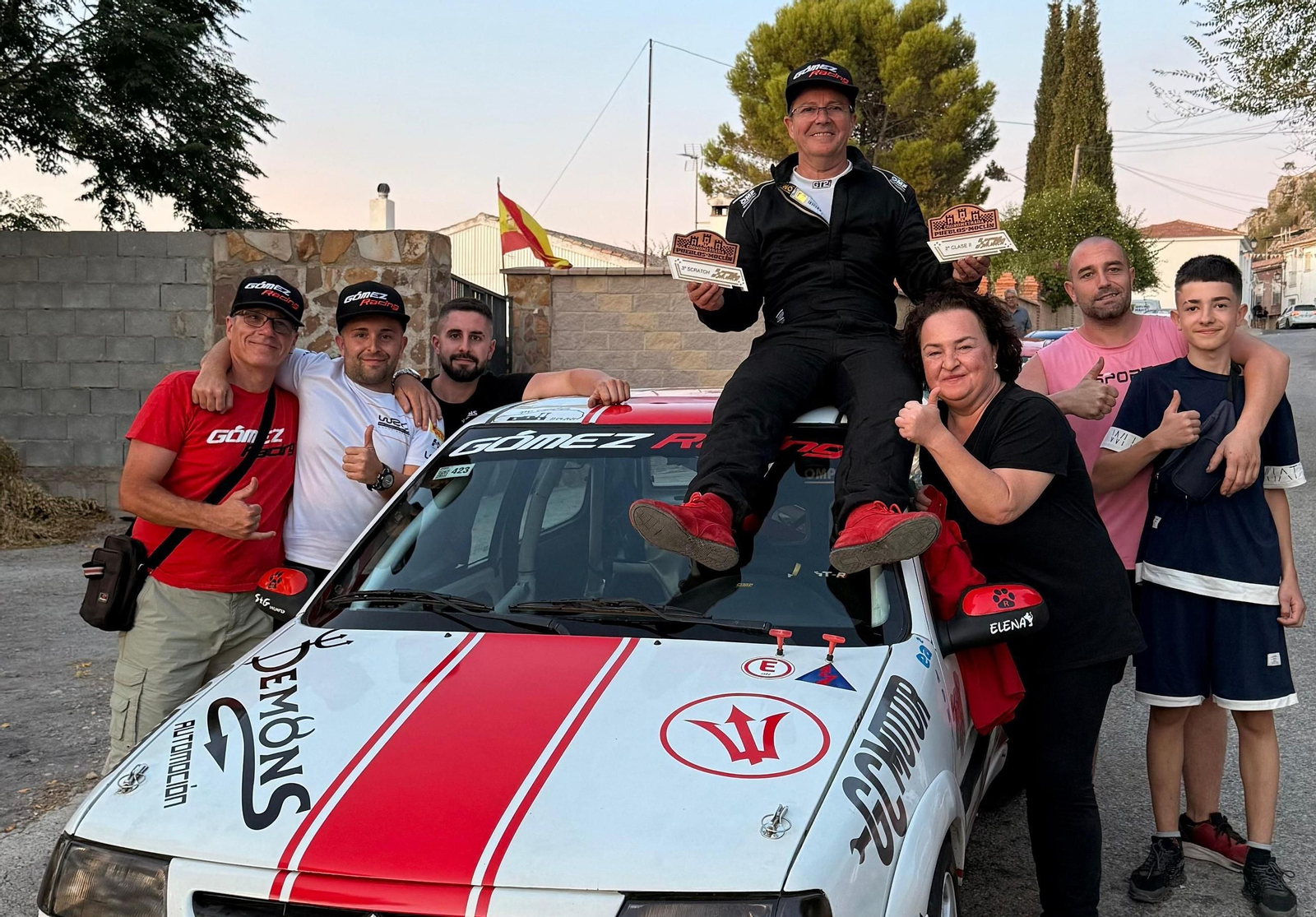 Manuel Gómez posa con sus dos trofeos, junto a familiares y amigos.