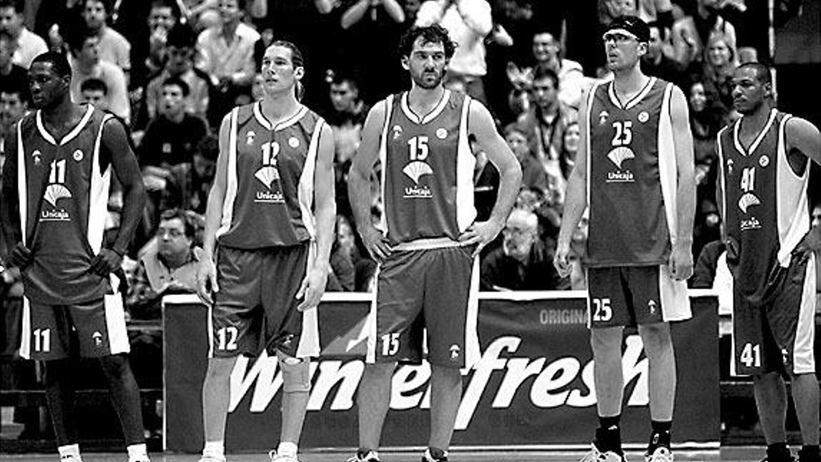 Imagen del Unicaja con una camiseta improvisada en Belgrado.