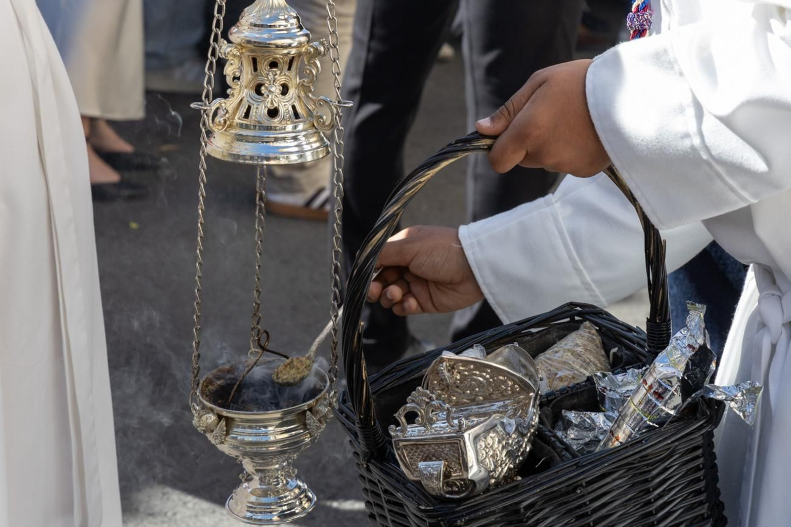 El Miércoles Santo inicia la tarde con los nazarenos trinitarios del barrio de Santa Isabel