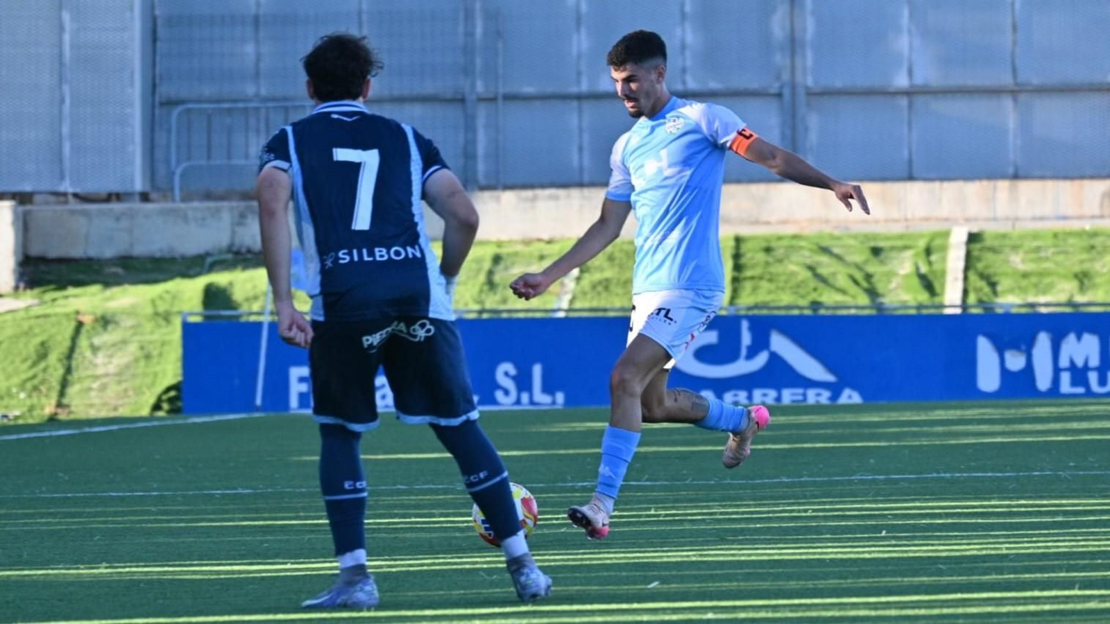Nacho Fernández, capitán del Ciudad de Lucena, golpea el balón en el último partido de su equipo.