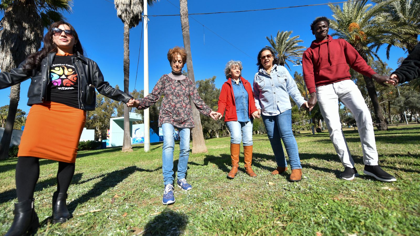 Danza circular en la parque Princesa Sofia, en imágenes