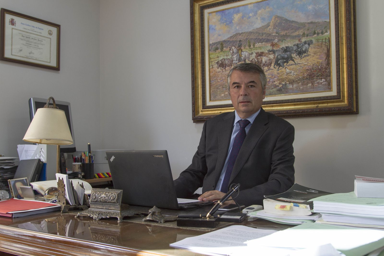 El abogado Agustín Martínez, que defiende a cuatro de los cinco jóvenes de 'la Manada', en su despacho.