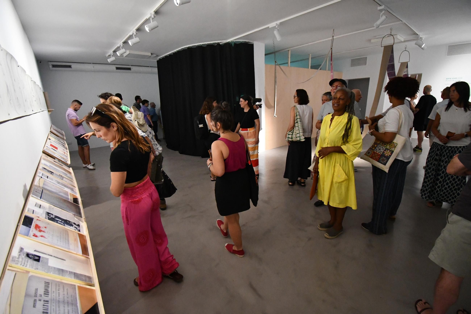 Público asistentes a la inauguración de la exposición 'Rumor de grieta'.