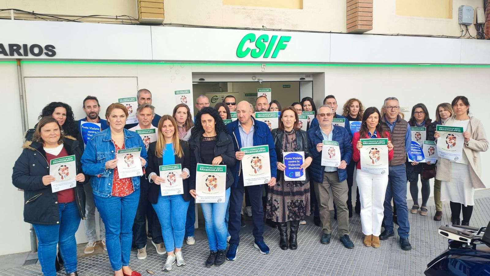 Lectura de manifiesto contra la Violencia de Género en la puerta de la sede provincial de CSIF Huelva.
