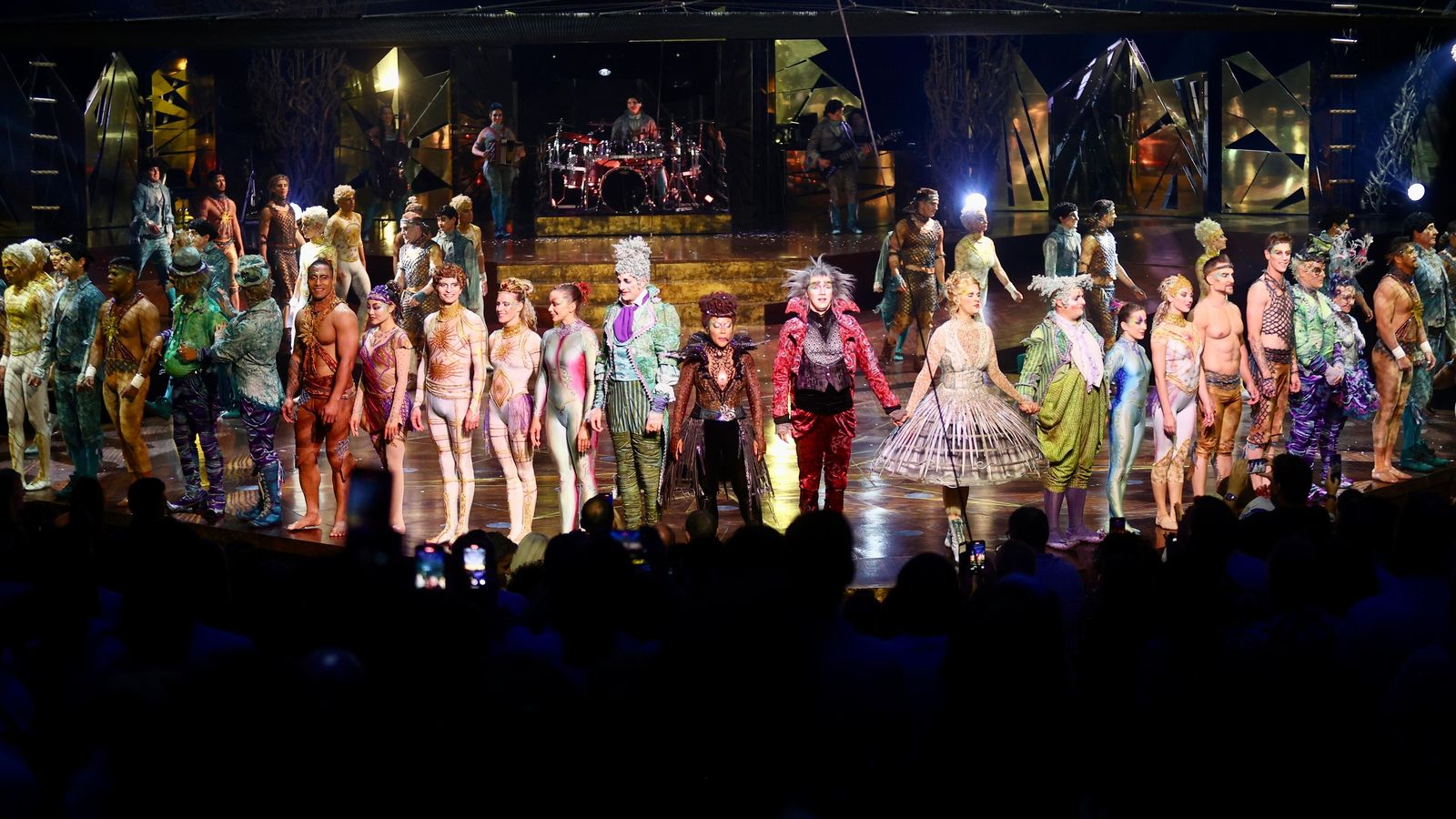 Más de 50 artistas en el escenario del circo.