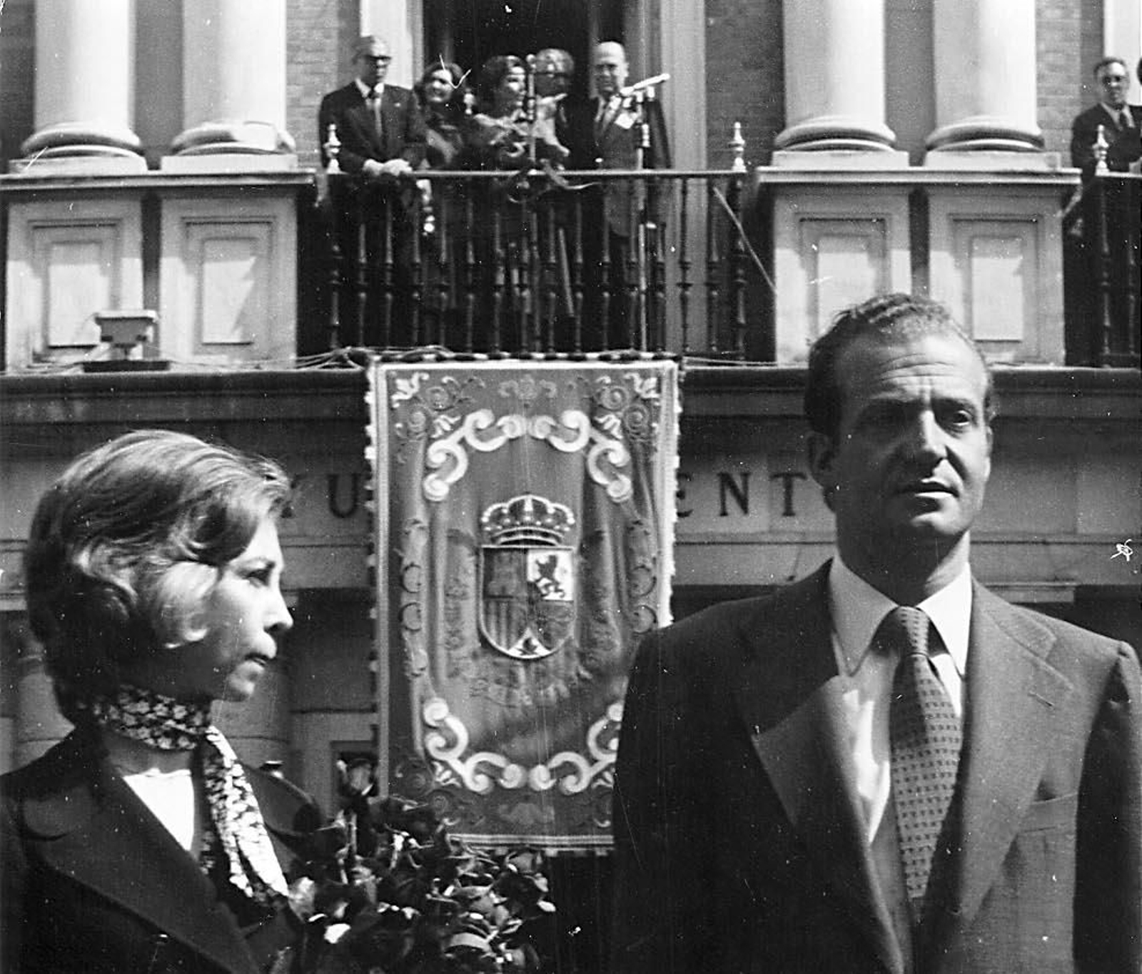 Los reyes don Juan Carlos y doña Sofía, ante el Ayuntamiento de Huelva