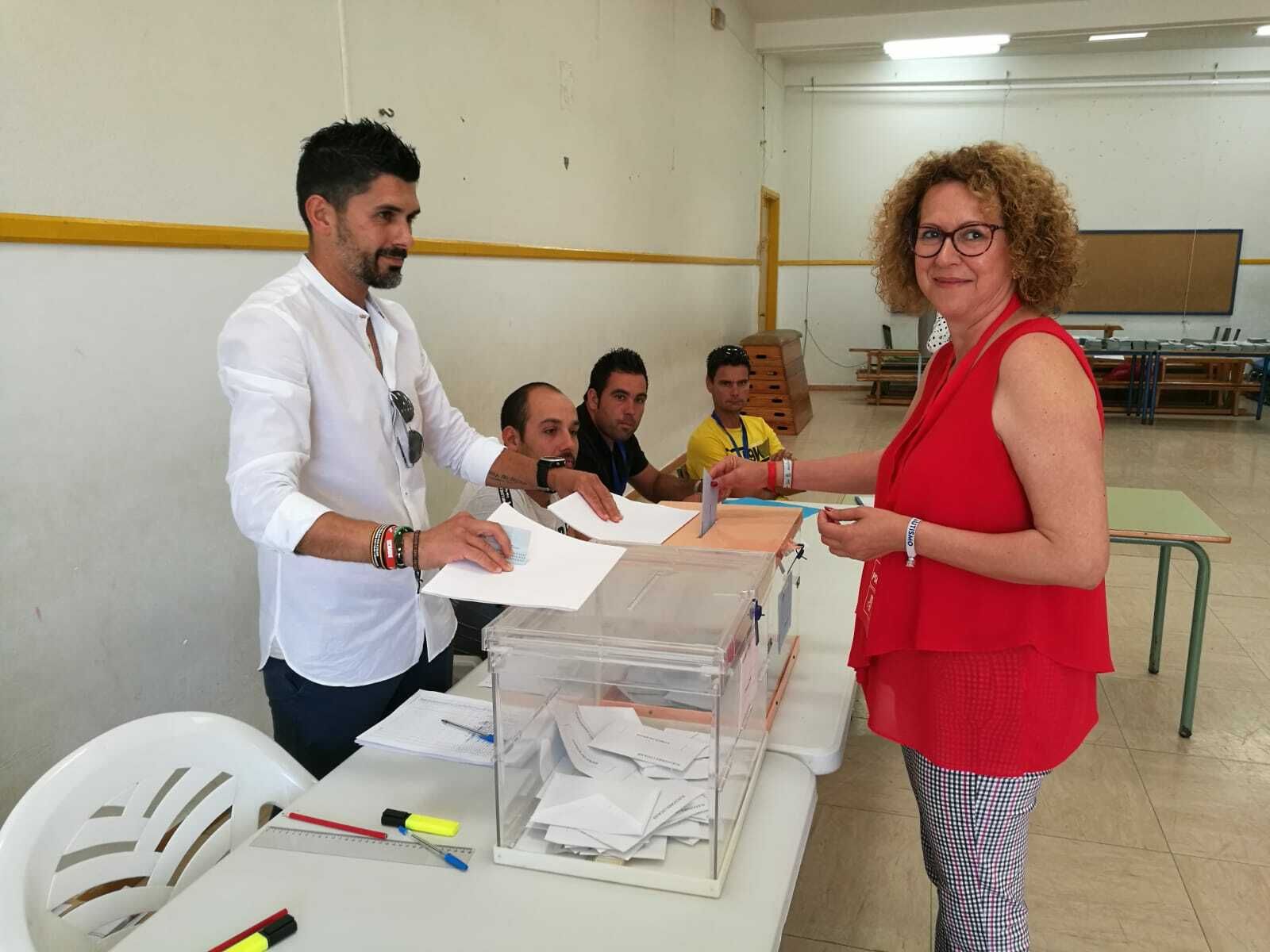 María López Cervantes votando.