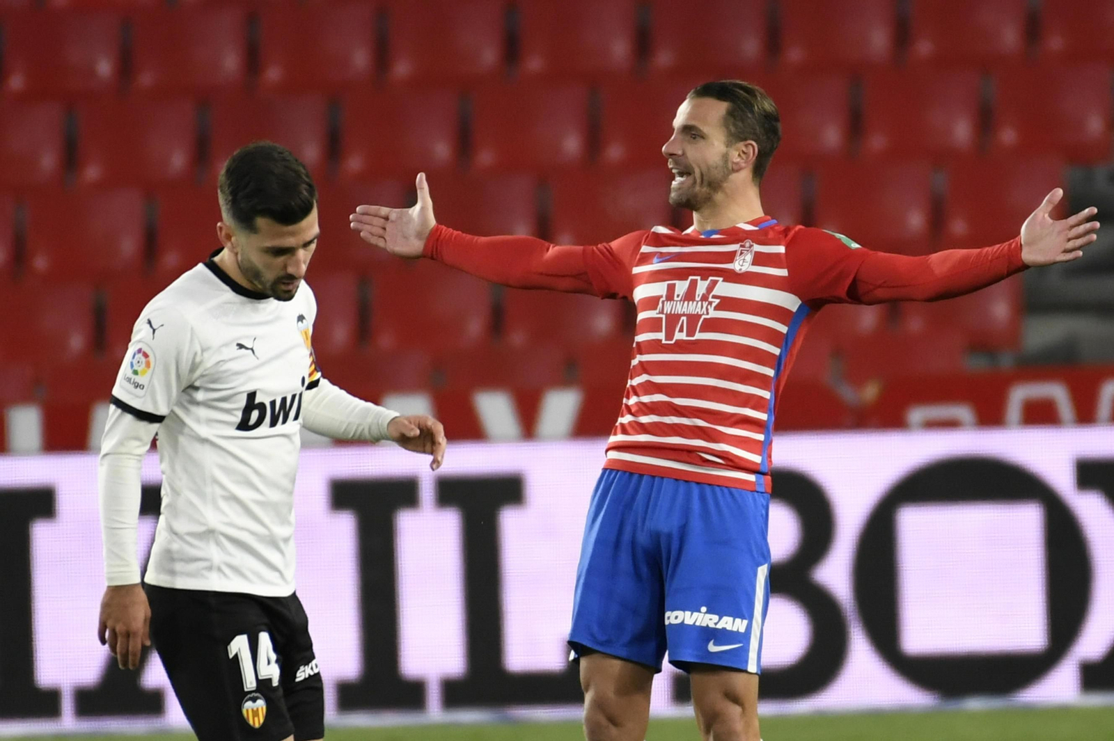 Roberto Soldado protesta una falta.