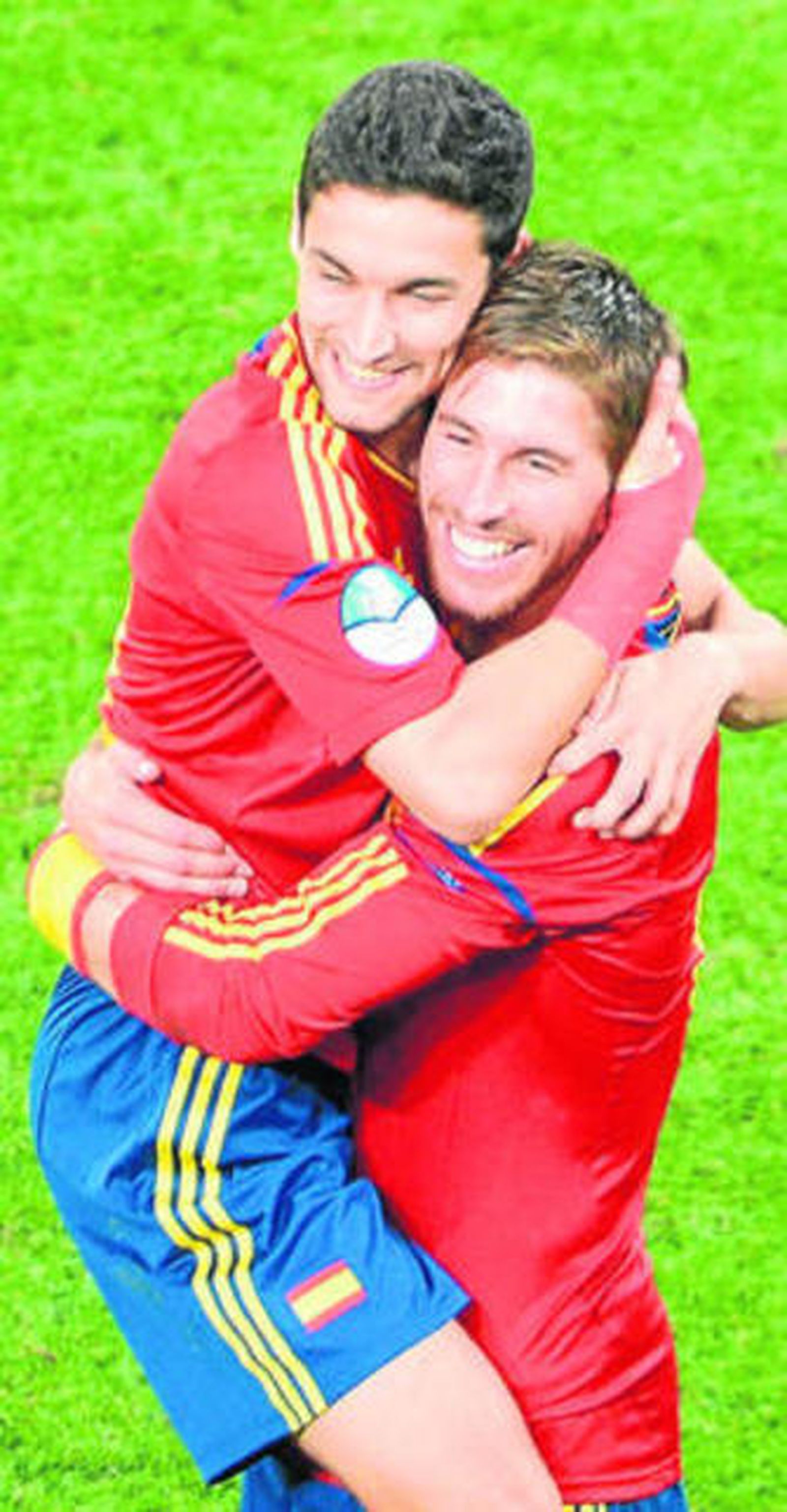 Los sevillanos Jesús Navas y Sergio Ramos se abrazan.