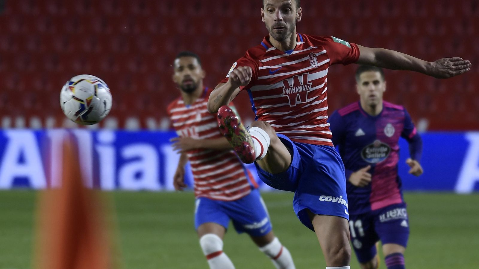 Soldado trata de controlar el cuero en el aire.