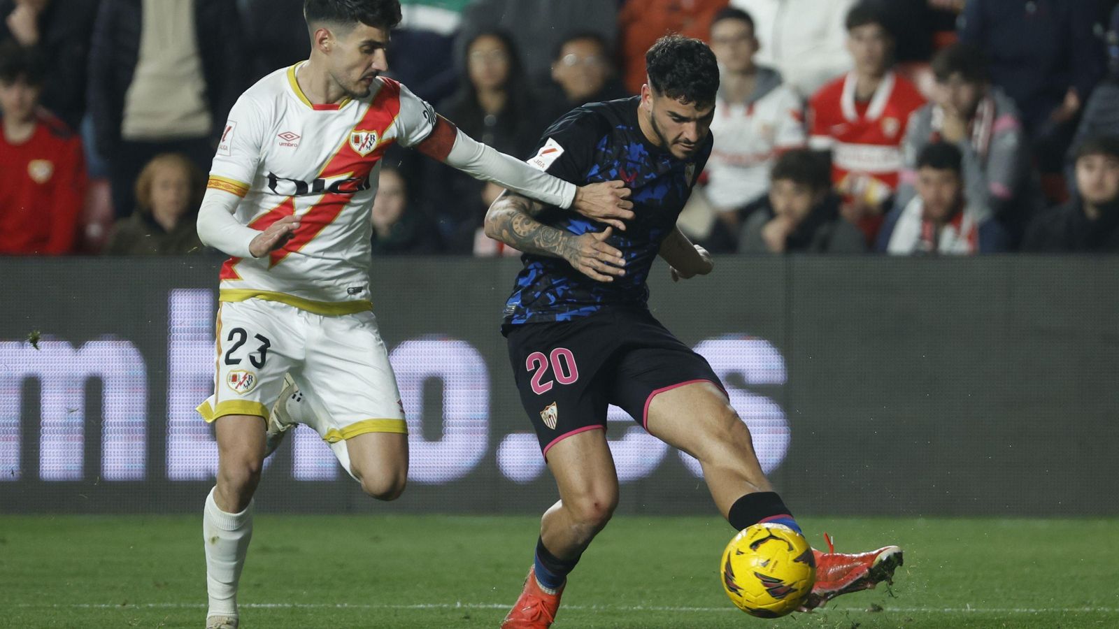 Isaac le da un pase a En-Nesyri con el interior delante de Óscar Valentín.