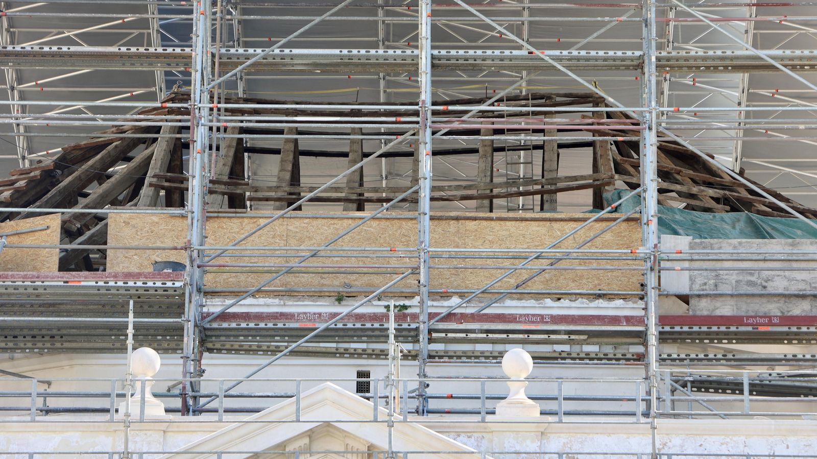 La estructura de madera de la cubierta ha quedado visible tras desmontarse el tejado .