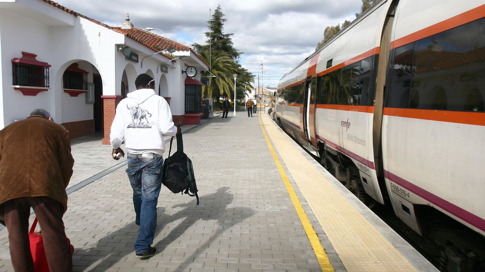 Una estación de la línea Huelva-Zafra. Una estación de la línea Huelva-Zafra.