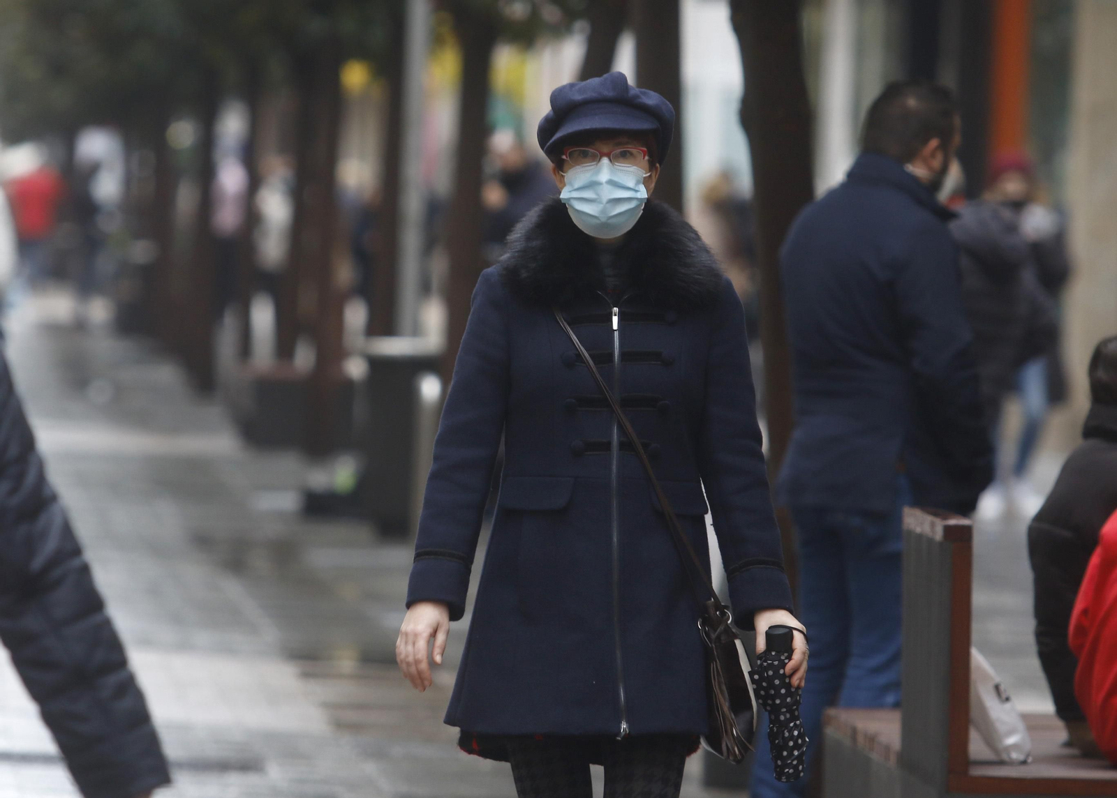 Una persona camina por las calles del Centro de Córdoba.