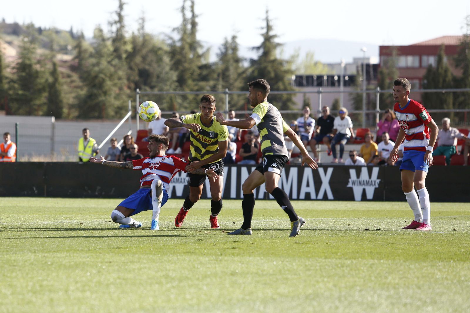 Rui Pedro cae en el área en el último duelo del Recreativo disputado en casa.