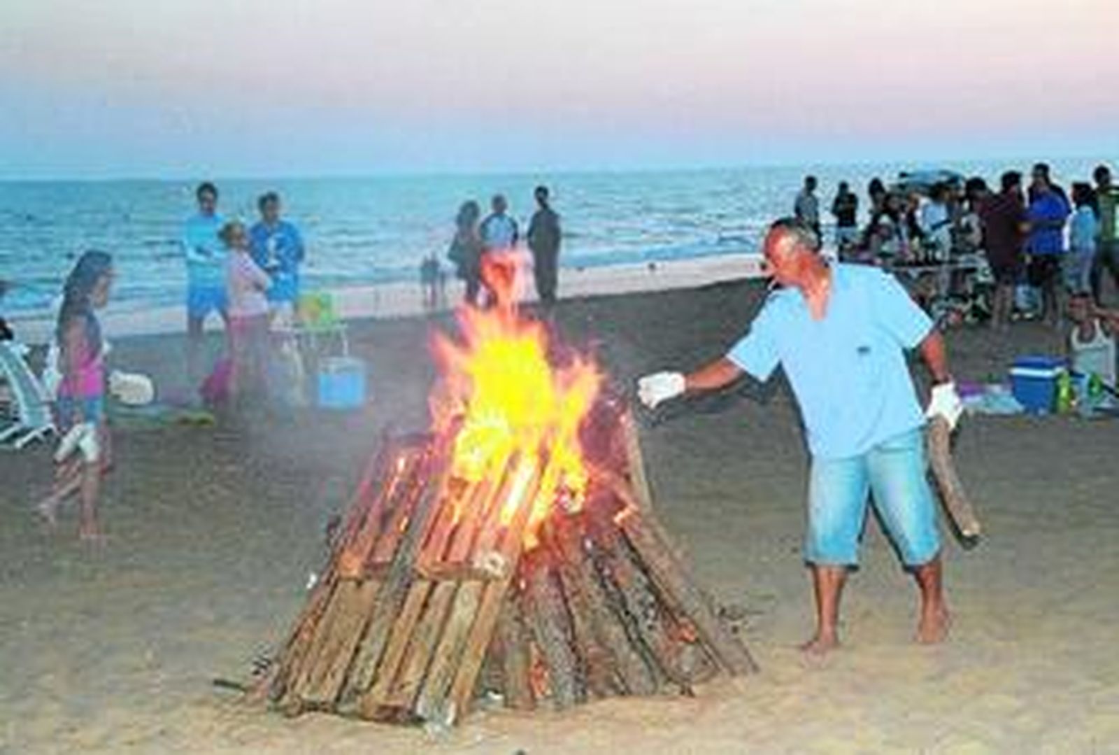 Grupos de jóvenes celebran la noche de San Juan en Punta Umbría, anoche.