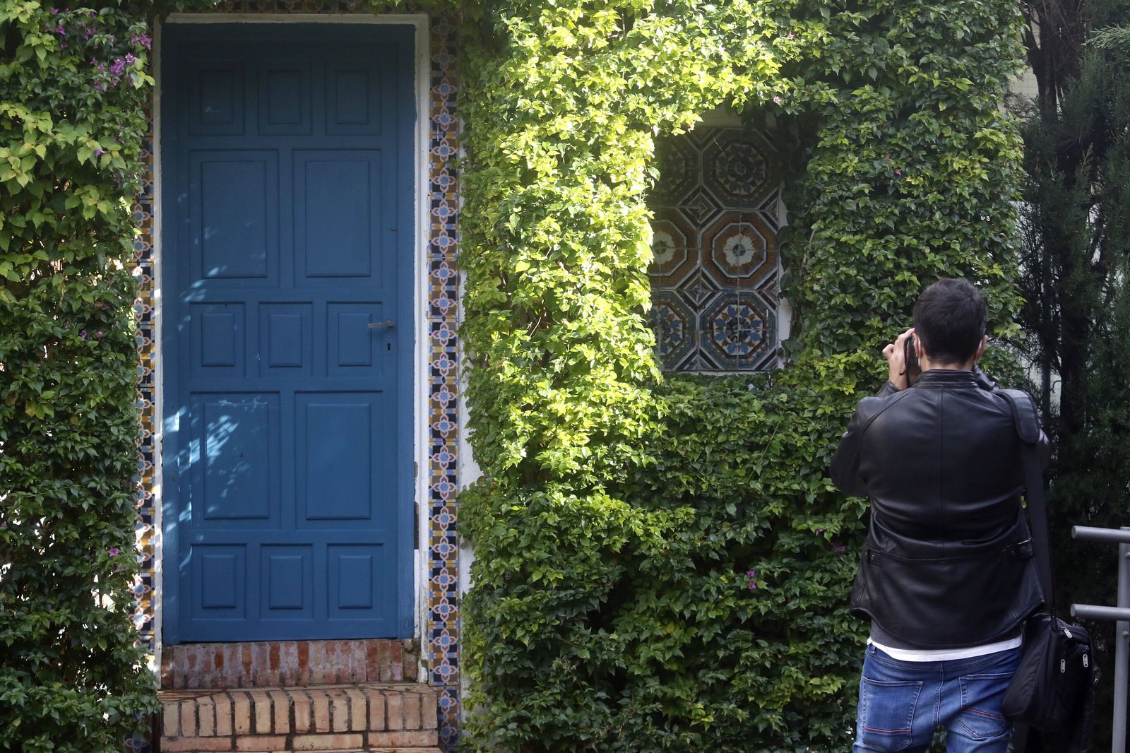 Una persona fotografía uno de los patios del Palacio de Viana.