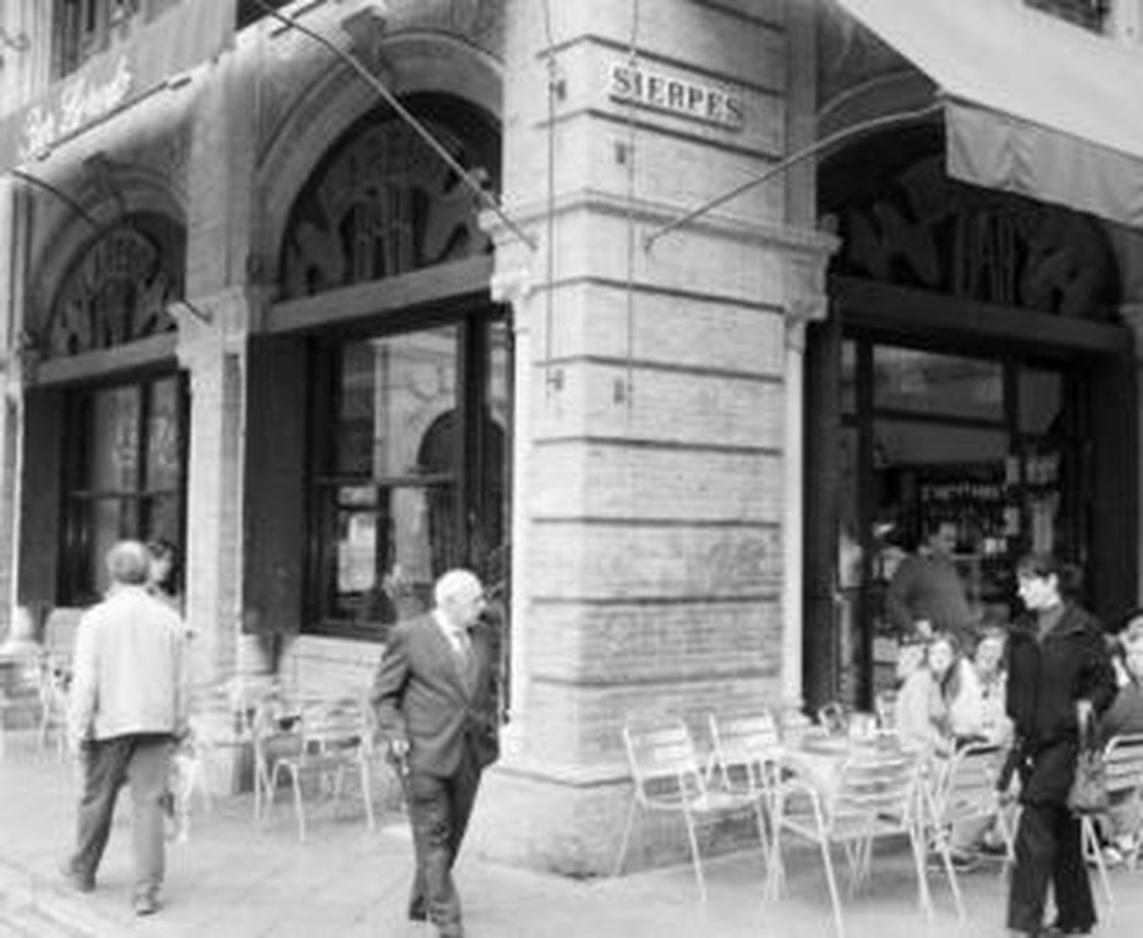 Robles desoye a Cultura y ultima la remodelación del bar Laredo