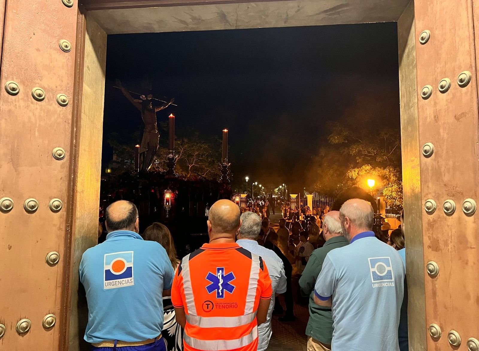 Sanitarios recibiendo al Cristo de Los Remedios en el centro de salud.