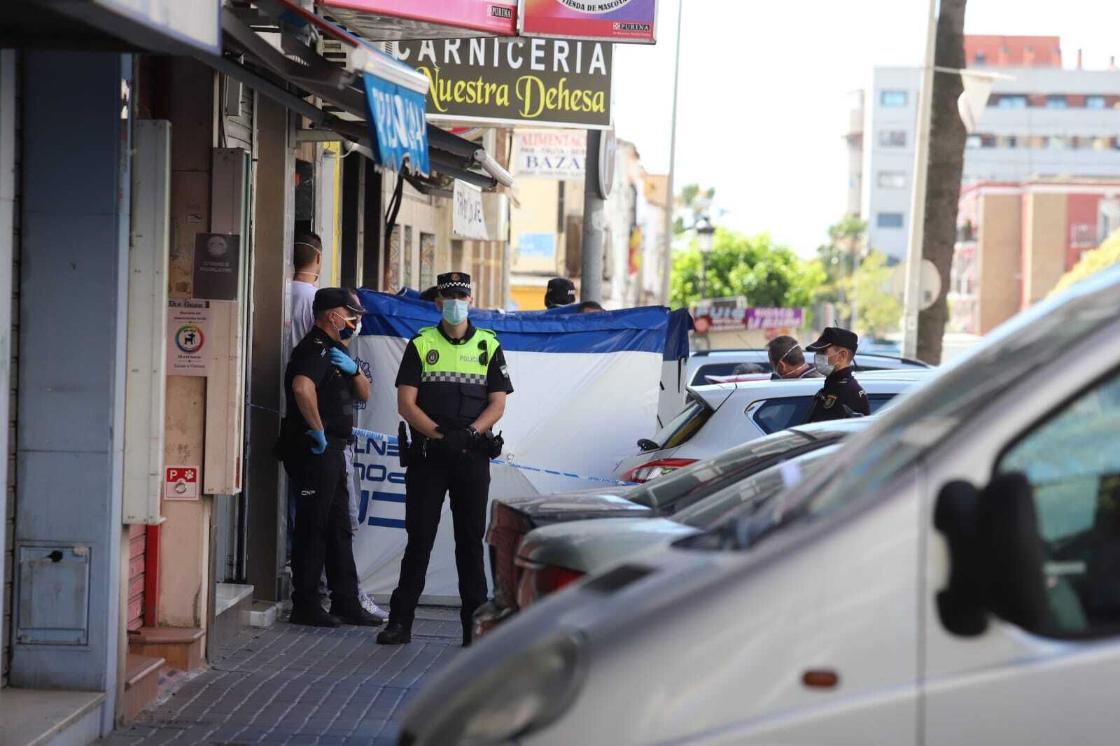 Policía Nacional y Local custodian el cuerpo, en la calle Bonares de Huelva.
