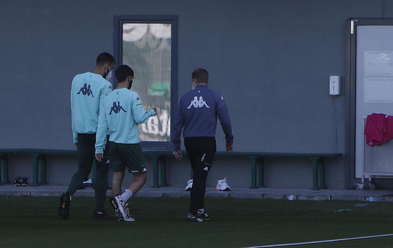 Borja Iglesias se retira del entrenamiento junto a Rodri y un recuperador.